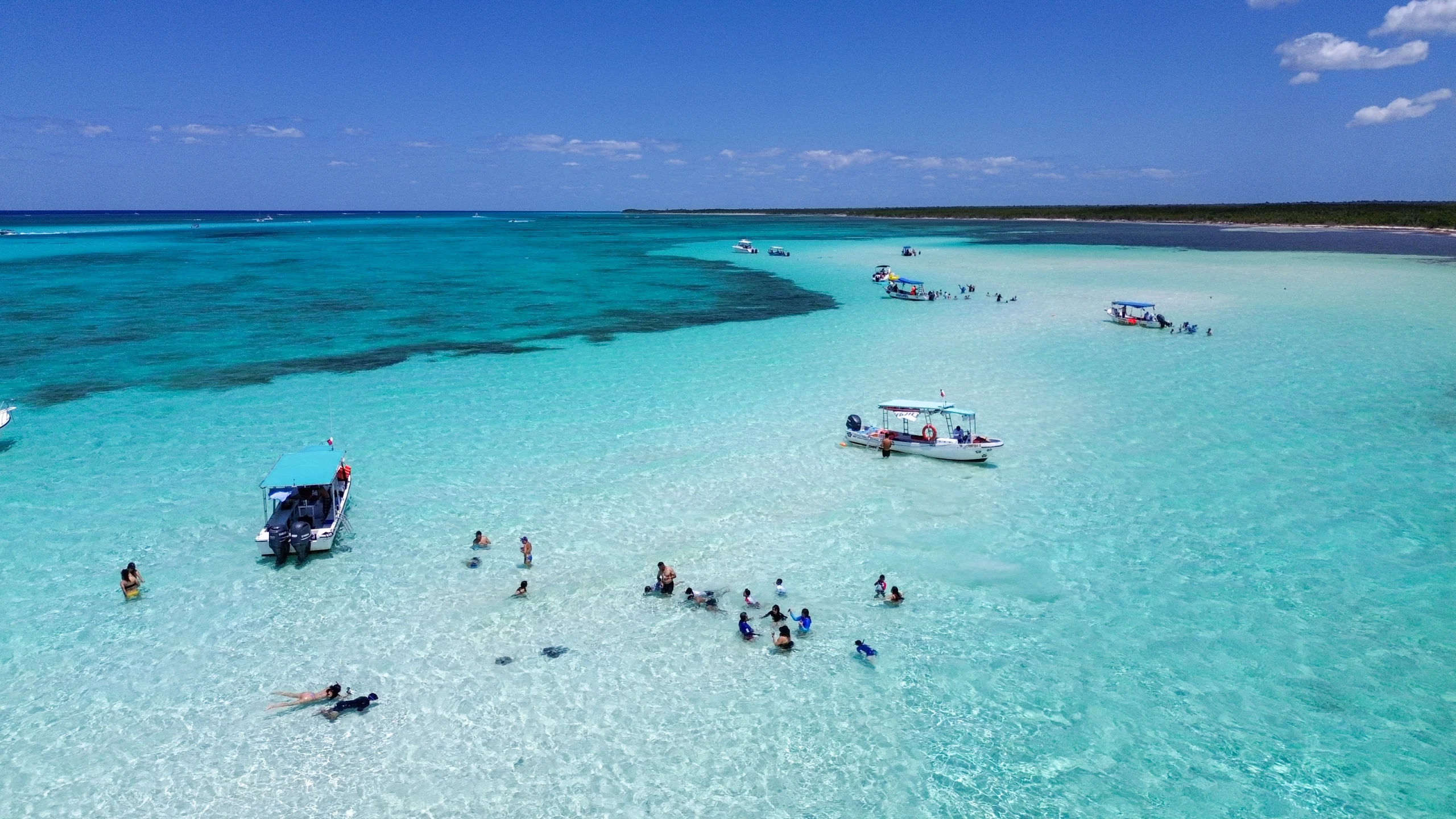 Turquoise waters and white sand at KUZÁ Beach Club