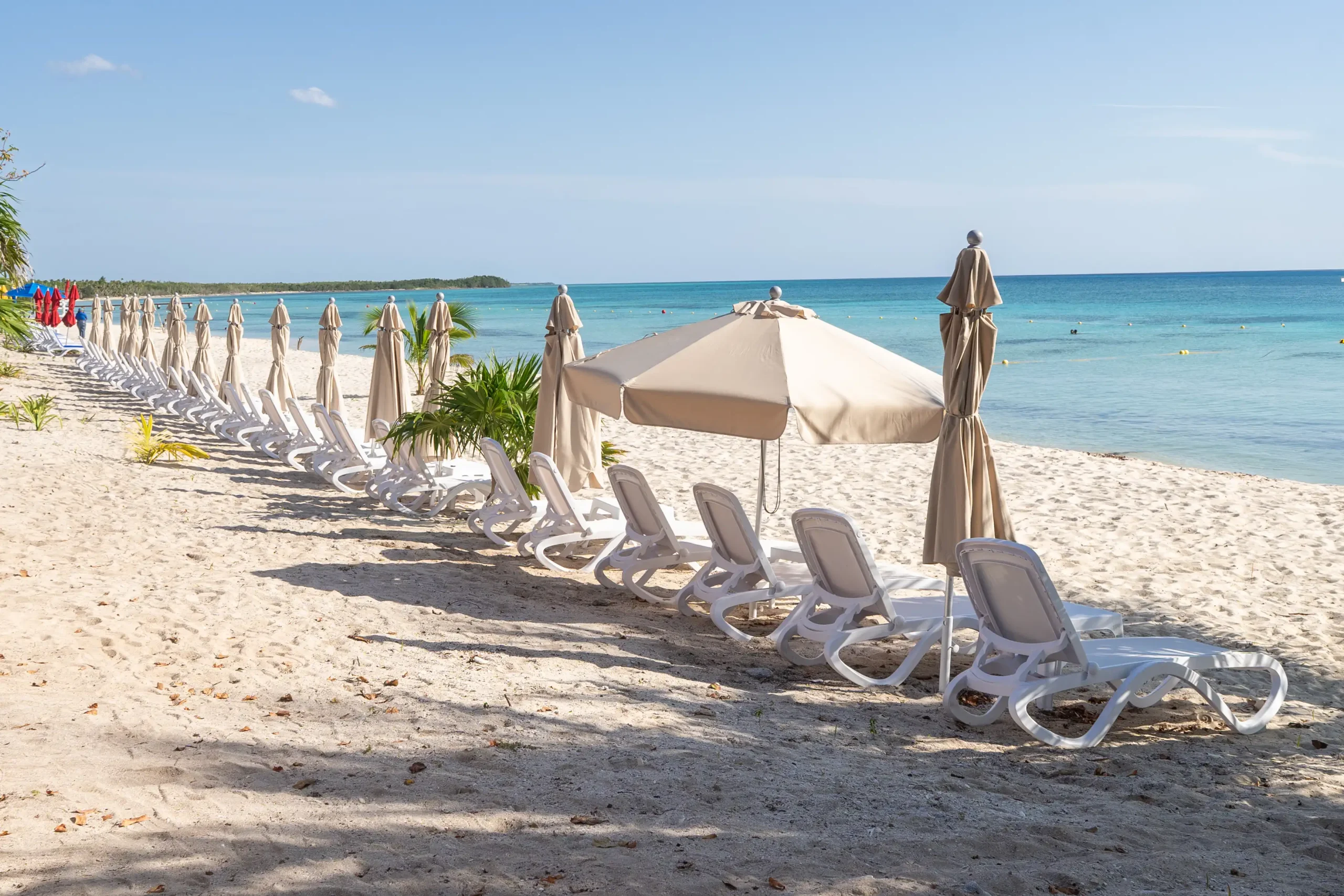 KUZA – VIP Pass Beach Camastros